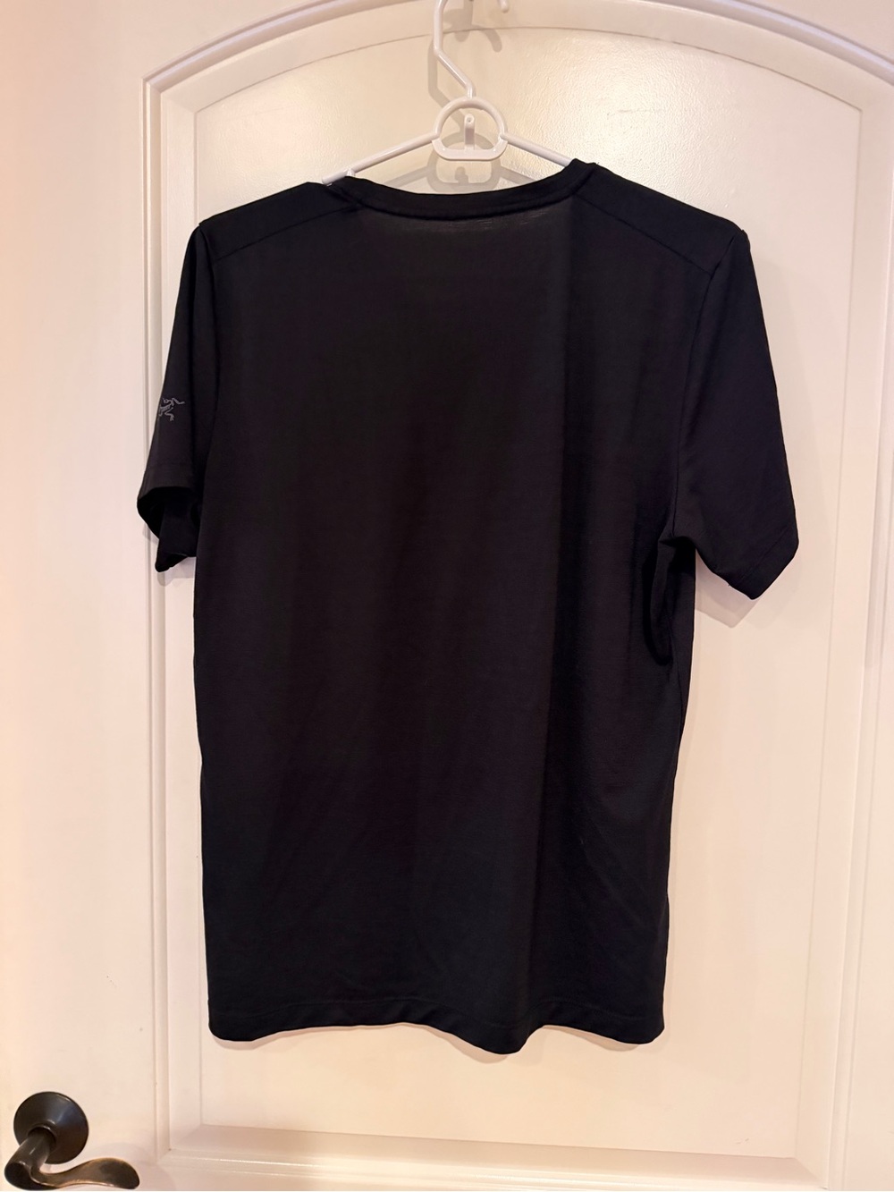 Arcteryx Men’s Black V neck trim fit top short sleeve size small EUC - Picture 3 of 4